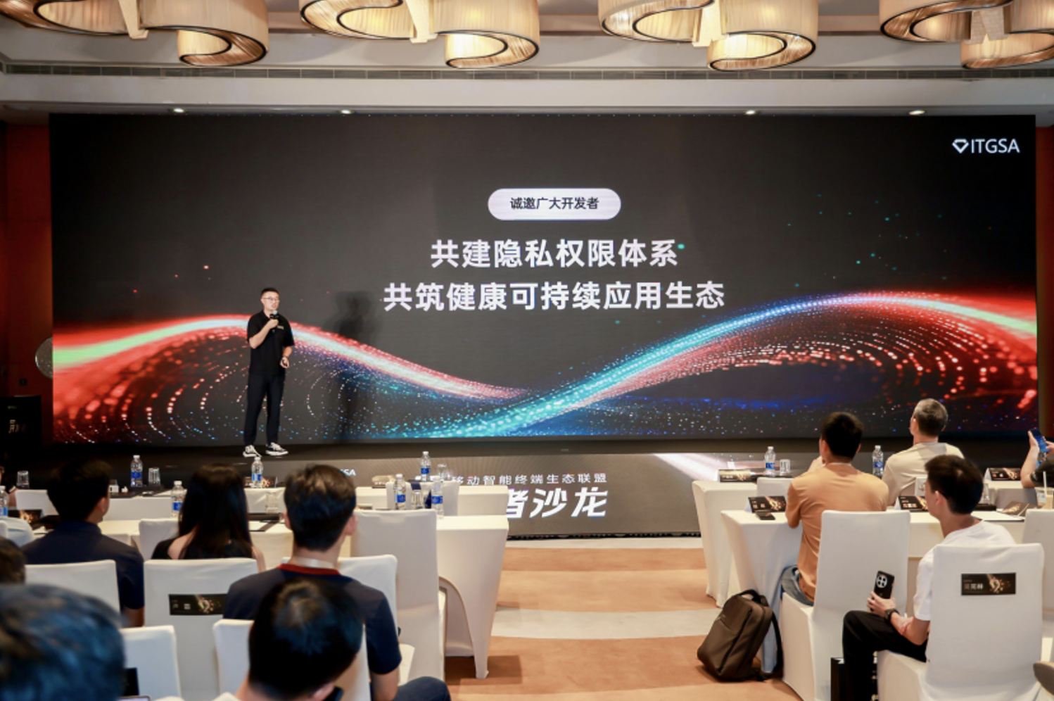 ��׿��̬��˽���������׼���½׶Σ��Ĵ������Ϸ���ͳһȨ����ϵ