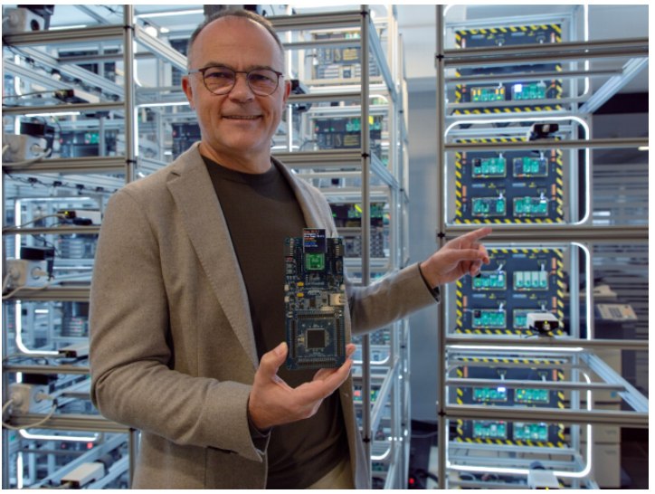 ��������Я��MIKROE��Ϊȫ�򿪷����ṩ��ʱԶ��MCU��������ƽ̨